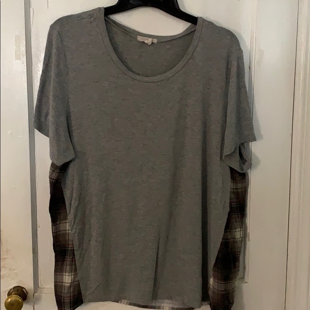 Shirt with plaid detail.